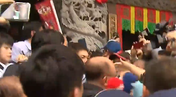 青龍宮拜拜完後，謝龍介、韓國瑜等人準備離去時也是寸步難行，熱烈的民眾一擁而上，搶著與韓國瑜握手，甚至高喊「總統好！」   圖：翻攝自YOUTUBE