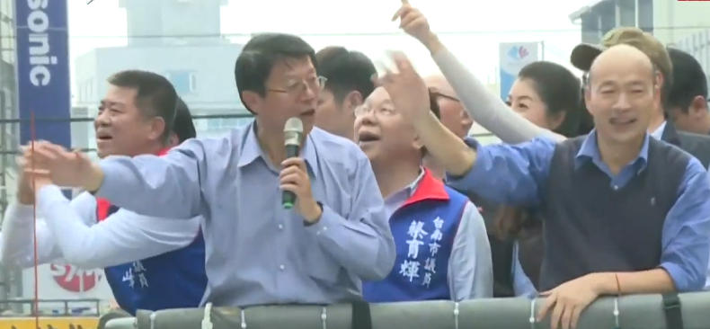 謝龍介、韓國瑜等人搭上競選車，一路往造勢大會現場。   圖：翻攝自YOUTUBE