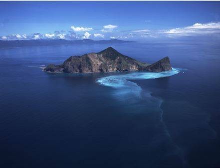 龜山島近年來每年約有12萬人次的遊客前往賞鯨豚及登島旅遊。   圖：東北角風管處/提供