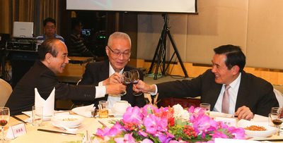 前總統馬英九（右起）、國民黨主席吳敦義、前立法院長王金平9日晚間同台出席前黨籍立委丁守中舉辦的餐會，3人同桌舉杯，互相致意。   圖：中央社