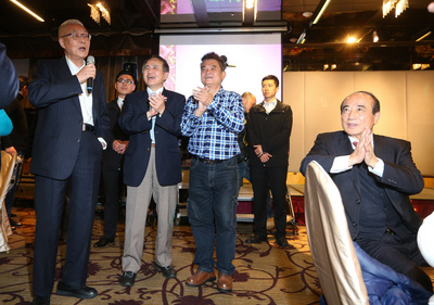 國民黨主席吳敦義（左）9日晚間出席前黨籍立委丁守中舉辦的餐會，席間熱情高歌，前立法院長王金平（右 ）在一旁隨著節奏打拍子。   圖：中央社