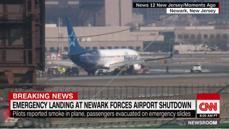 加拿大越洋航空（Air Transat）貨艙冒煙，轉飛至新澤西州紐瓦克機場緊急降落。   圖/翻攝自CNN