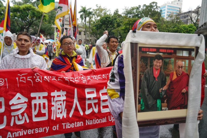 310西藏抗暴日60週年遊行，民進黨秘書長羅文嘉也出面力挺。   圖：張良一/攝