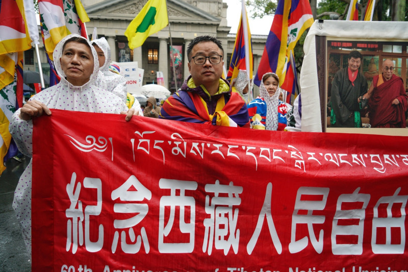 310西藏抗暴日60週年遊行，民進黨秘書長羅文嘉與支持者手舉標語。   圖：張良一/攝