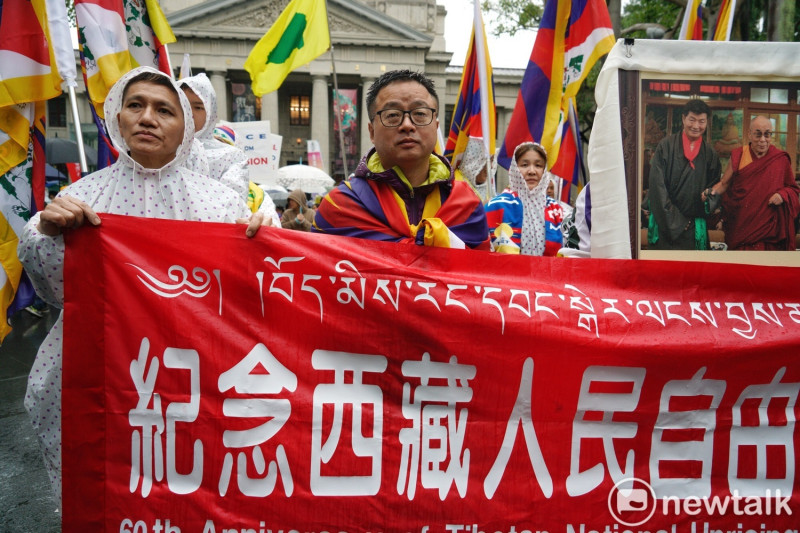 羅文嘉代表民進黨參加西藏抗暴６０周年大遊行，強調「和平協議不會換來和平」，呼籲更多人站出來，支持臺灣民主、支持西藏自由。    圖：張良一／攝