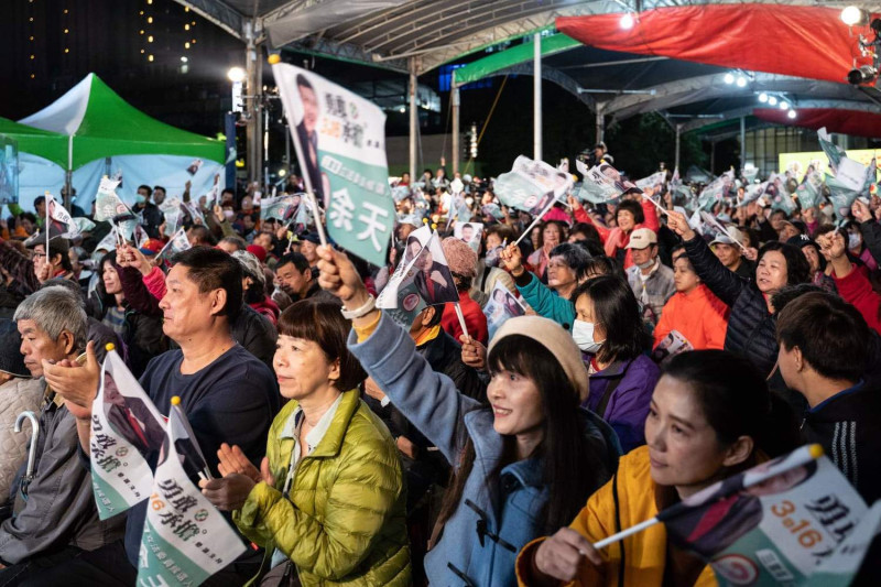 「為台灣 行作伙」新北市立委候選人余天造勢晚會，儘管氣候不佳，支持者仍擠滿現場，熱情為余天加油、打氣。   圖：民進黨中央/提供