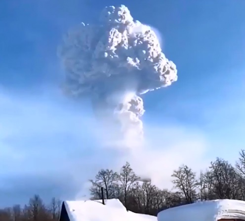 俄羅斯勘察加半島舍維留奇火山10日繼續噴發，形成高達4500公尺高的蕈狀雲。   圖：翻攝自Рустем Адагамов推特