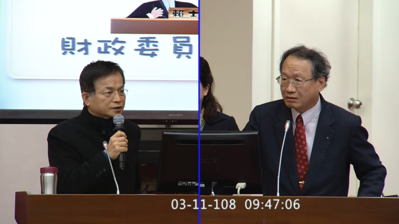 藍委賴士葆（左）11日在立法院財政委員會質詢農委會副主委黃金城（右）。   圖：翻拍自立法院直播