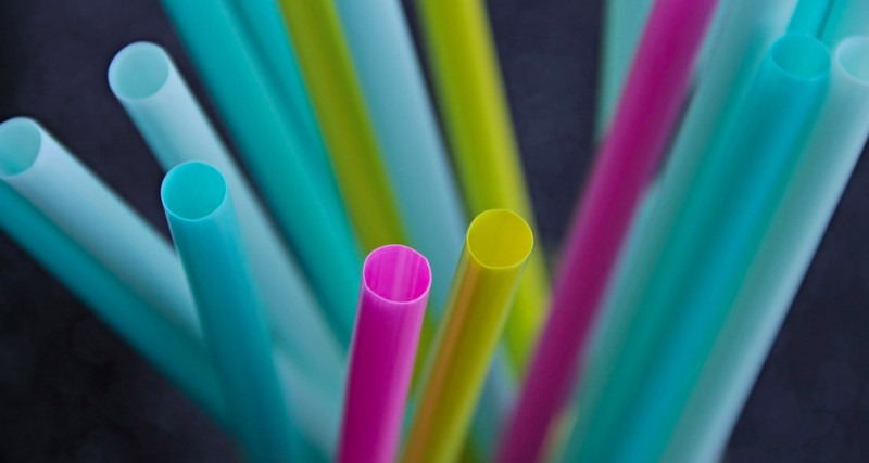 環保署擬今年7月禁止4大公共場所提供內用者一次性塑膠吸管。   圖：取自pixabay