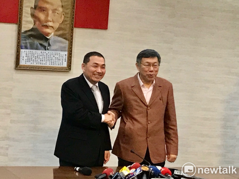 新北市長侯友宜（左）、台北市長柯文哲（右）宣布5月起雙北垃圾袋統一價格。   圖：周煊惠 / 攝