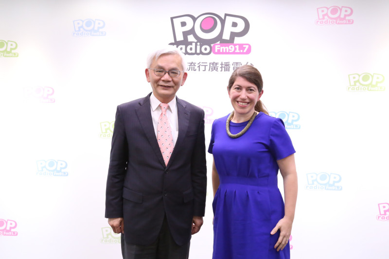 美國在台協會（AIT）發言人孟雨荷（Amanda Mansour）至Pop Radio《Pop撞新聞》接受主持人楊清龍專訪。   圖片：Pop Radio提供