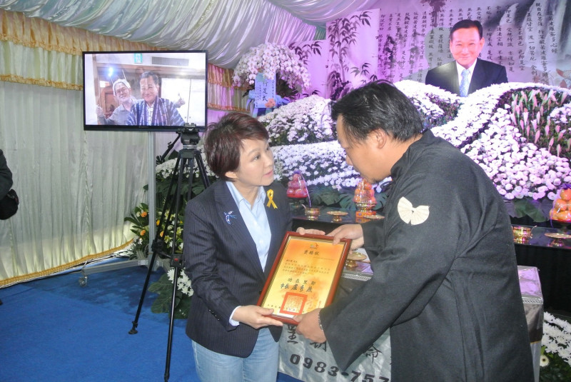 台中市長盧秀燕代表市府致贈褒揚狀。   唐復年/攝