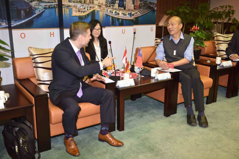 韓國瑜(右)會晤加拿大駐台北貿易辦事處代表芮喬丹。   圖：高雄市政府／提供