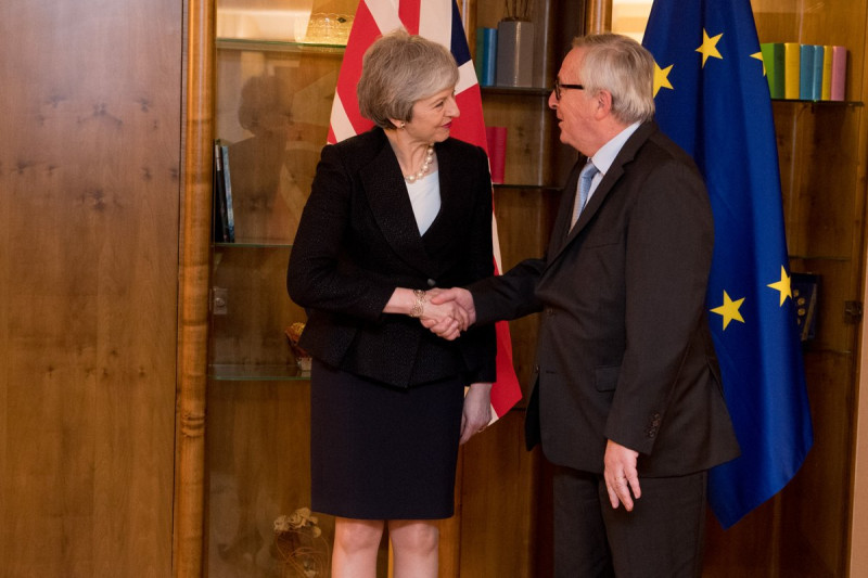 英國首相梅伊（左）11日與歐盟委員會主席容克會面，進行最後協商。   圖：翻攝自歐盟委員會推特