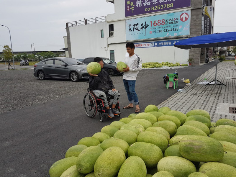 鄭嘉慶雖然靠著輪椅行動，但他賣起西瓜來依然非常起勁。   圖／記者李清貴攝,2019.3.12