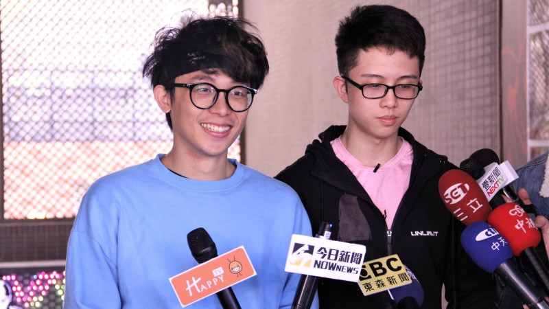 網紅酷炫（左）、孫安佐（右）參加活動體驗現實與虛擬格鬥。   圖：簡育詮/攝