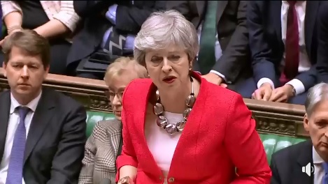 英國首相梅伊（前）12日在國會表決前，「燒聲」說明脫歐協議，現場卻噓聲不斷。   圖：翻攝自英國首相臉書影片