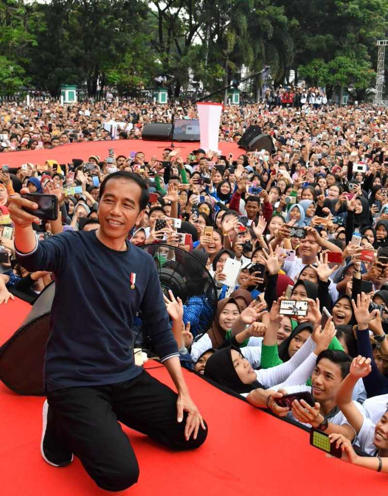 印尼總統大選在即，現任總統佐科威（左前）大打親民牌，人氣居高不下。   圖：翻攝自佐科威推特