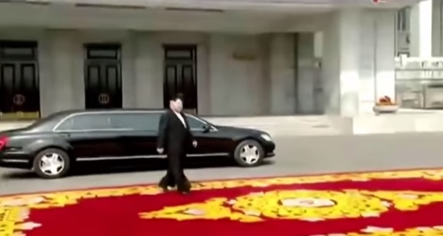 朝鮮領導人金正恩2017年4 月搭乘加長型豪華轎車，出席平壤活動。   圖：翻攝自YouTube/ Jong Un Channel