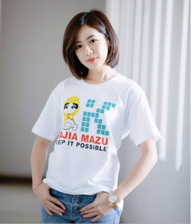 「學姊」黃瀞瑩試穿柯P與大甲媽祖聯名T恤。   圖：翻攝臉書