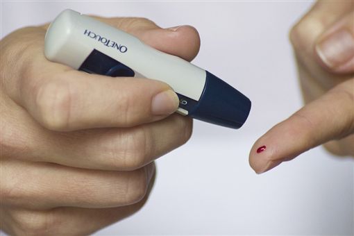 食藥署提到，民眾使用血糖試紙時，應該注意其保存期限，以免結果失真。圖為測試血糖示意圖。   圖：取自PIXABAY