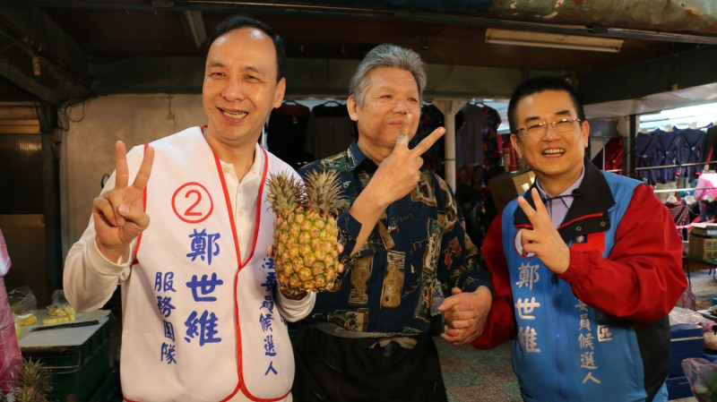 前新北市長朱立倫14日將第七度為鄭世維站台,前往三重區商圈徒步掃街拜票。 圖:鄭世維競選辦公室/提供