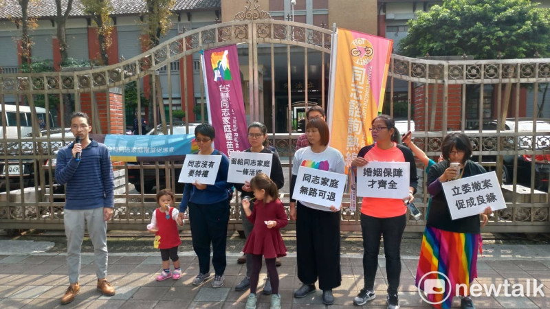 台灣同志家庭權益促進會等團體今天召開記者會，呼籲賴士葆撤案。   圖：陳佩君／攝