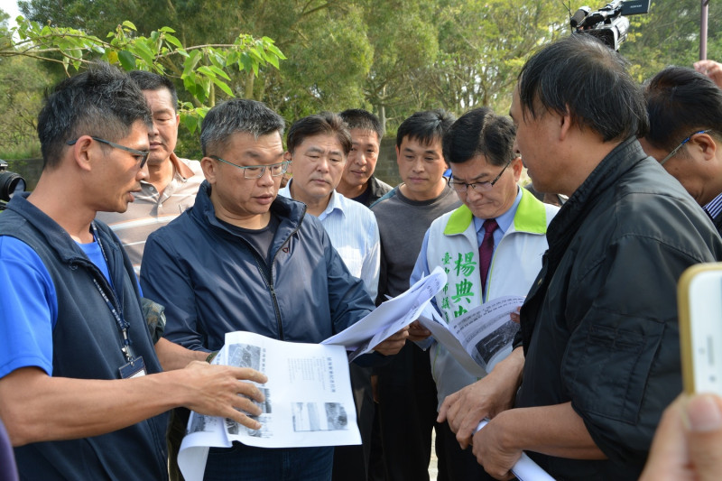 蔡其昌、楊典忠等人會勘大楊油庫周邊園區。   蔡其昌辦公室/提供