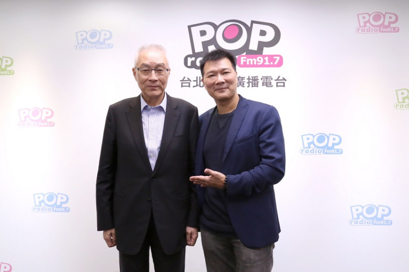 國民黨主席吳敦義（左）傍晚接受《POP大國民》廣播專訪。   圖：《POP大國民》提供