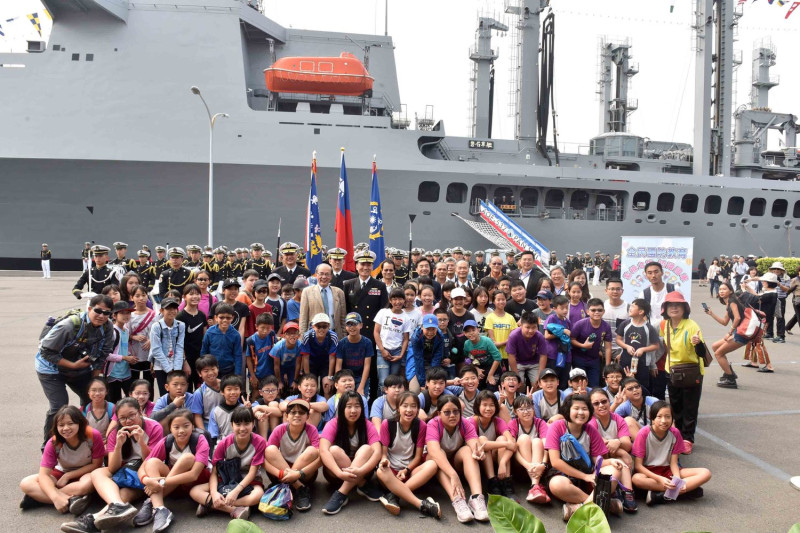 海軍敦睦遠航訓練支隊到訪，吸引高雄青年學子參觀。   圖：高雄市政府／提供
