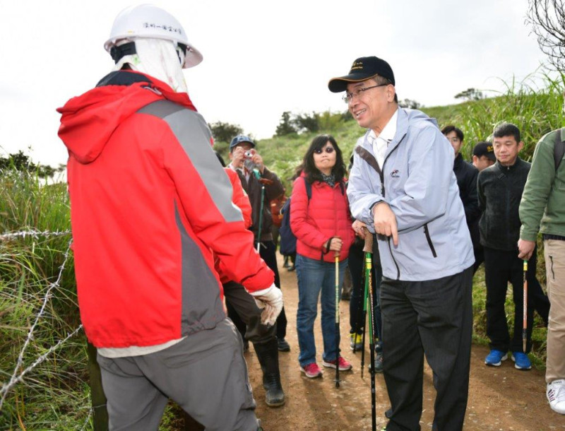 內政部長徐國勇對於手作維護步道的志工致上謝意。   圖：內政部提供