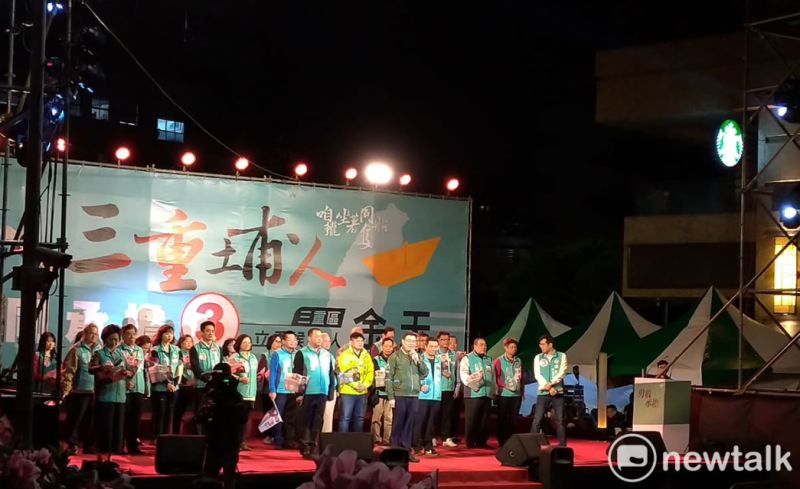 民進黨黨主席卓榮泰致詞時向選民喊話，「這張票是守護台灣，還是放棄主權？」   圖：陳佩君／攝