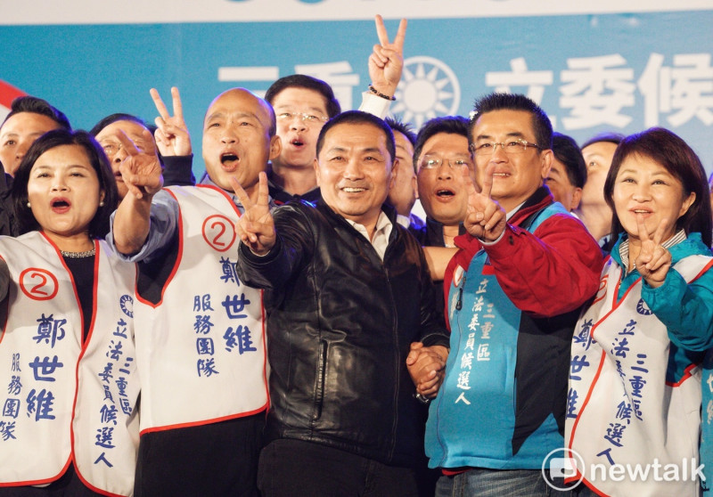國民黨總統參選人韓國瑜（左）與新北市長侯友宜（ 中）久未同台   圖：張良一／攝（資料照）