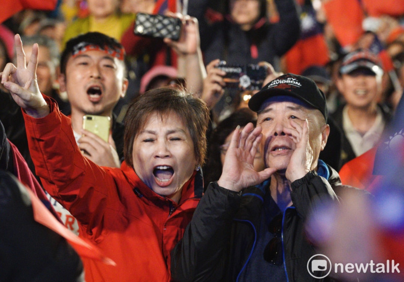 民眾對韓國瑜高喊：「選總統！選總統！」   圖：張良一／攝