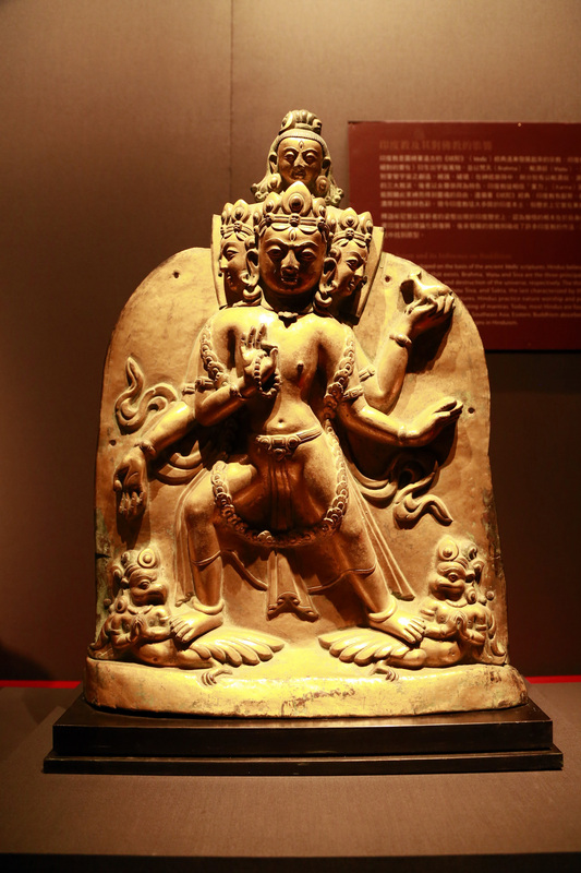 故宮南院16日起舉辦「占婆的微笑─越南林迦罩」特展，亦可在佛教藝術展廳找到濕婆神、毗濕奴神，以及濕婆神妻子杜爾迦（Durga）及高莉女神等造像。   圖：故宮南院提供