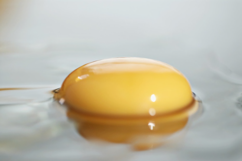 「央視315」晚會曝光了其中一項無良商品是「雞蛋」，報導稱蛋黃顏色深，透過色素「化妝」出來的。   圖 / 翻攝自網路