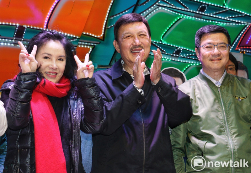 民進黨主席卓榮泰（右起）、新北市三重立委當選人余天、余天妻子李亞萍。   圖：張良一 / 攝