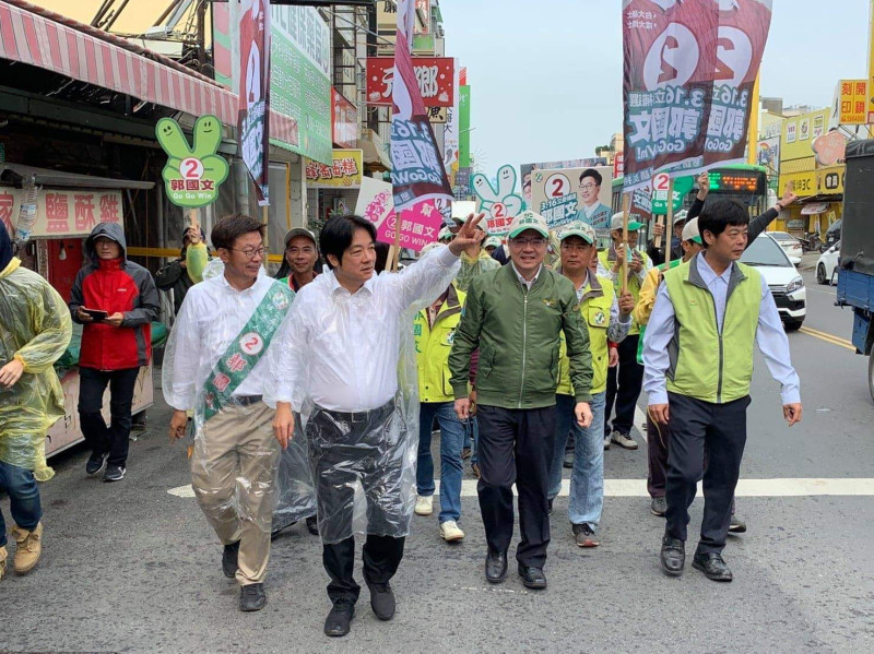 政治敏感度相當高的前行政院長賴清德在選前三週，即每天清晨即站在街頭為郭國文拜票，從早到晚掃街，並發表「民進黨只剩最後一口氣」等談話，激起泛綠選民的同情和危機感。   圖：黃博郎/攝