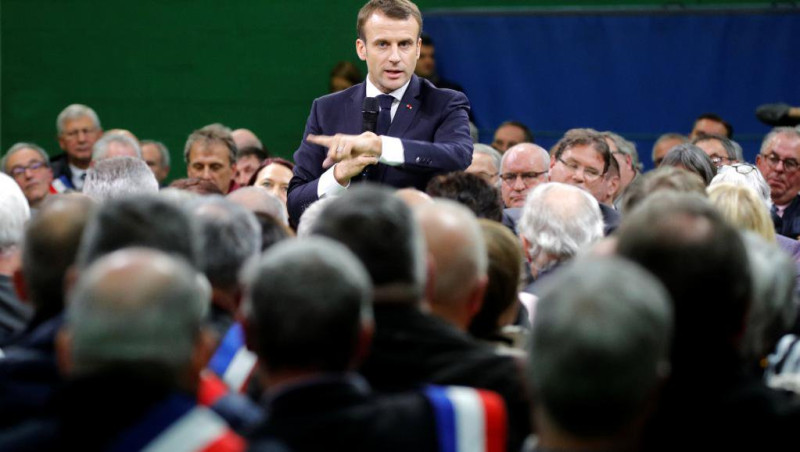 法國總統馬克宏1月中旬開始在全國各市鎮與選民直接面對面進行大辯論，民調從谷底翻身。   圖：擷取自Twitter