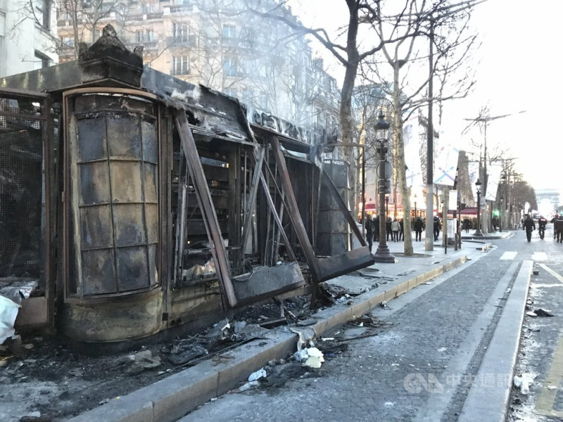 法國「黃背心」運動第18個抗議週末，暴力再現香榭麗舍大道，許多店家及餐廳被砸、塗鴉或打劫，甚至燒得面目全非，焦臭味瀰漫在這條號稱全球最美的大道上。   圖/中央社
