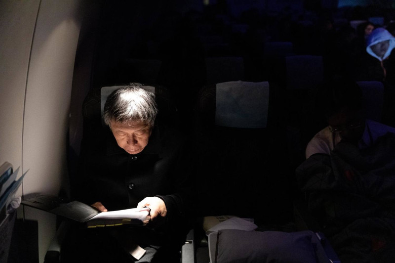 台北市長柯文哲於台灣時間今（17）上午10點抵達美國紐約，展開為期9天的參訪。圖為柯文哲在飛機上的照片。   圖：擷自柯文哲臉書
