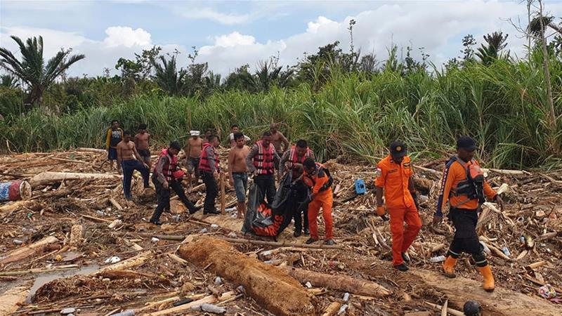 印尼官員今(17)日表示，東部巴布亞省（Papua）暴洪至少奪走50條人命，救難人員正忙著搜索更多受害者。   圖：翻攝自推特
