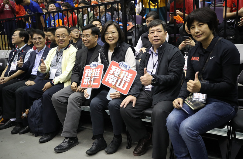 總統蔡英文（右3）今（17）日下午到台北小巨蛋觀看HBL高中籃球聯賽女子組冠軍戰。   圖：中央社