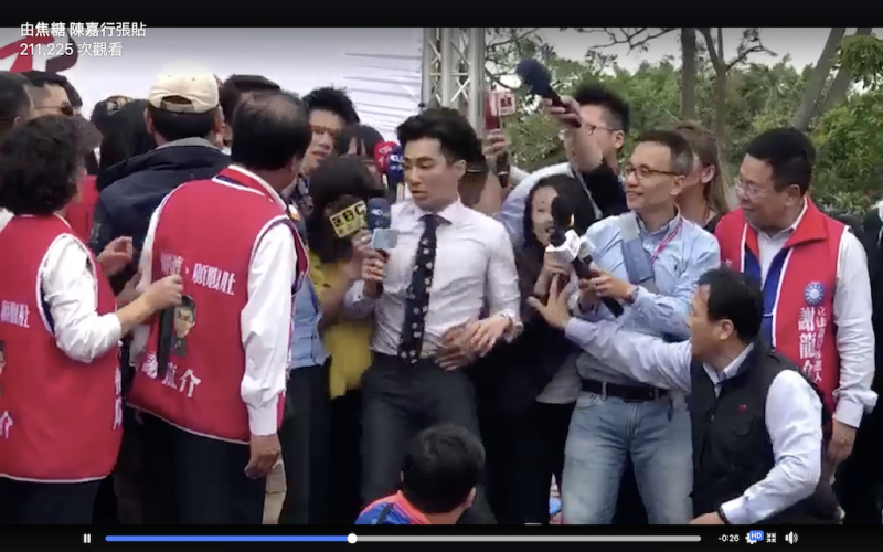 高雄市長韓國瑜到台南幫黨籍候選人謝龍介站台，發生「韓國瑜貼身主播」王又正（中天主播）與一名東森女記者為卡位發生肢體推擠。   圖：翻攝自焦糖陳嘉行臉書影片