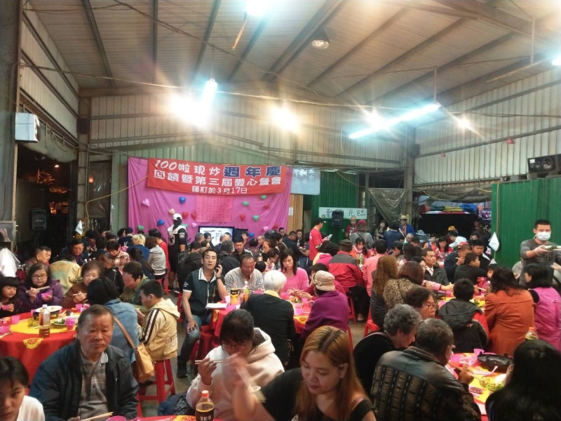 台中市南區「100啦海鮮現炒」舉辦愛心餐會。   圖：台中市議員羅廷瑋/提供