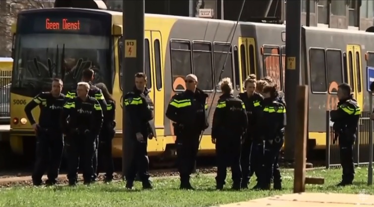 荷蘭烏特勒支車站傳出槍擊案，路面電車車站外的「10月21日廣場」已圍起封鎖線，   圖：翻攝Youtube