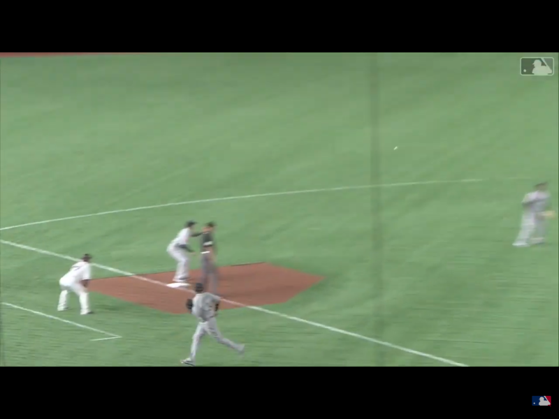 當時是巨人隊洋將葛瑞羅（AlexGuerrero）遭觸身球保送，靠捕逸上二壘，田中俊太敲出右外野方向飛球，鈴木一朗接殺後，直接長傳三壘，阻止壘上跑者再向前推進。   圖：翻攝自MLB官網