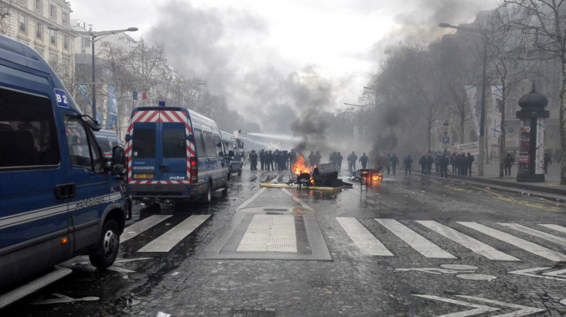 法國巴黎上周末遭到黃背心運動的暴力份子大肆破壞，雖然警方出動大批警力維安，仍無法控制局面。   圖：翻攝自法國總理推特