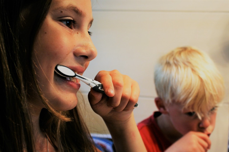 衛福部宣布自3月20日起至4月10日止，孕婦與15歲以下兒少看牙免掛號費。   圖：取自pixabay