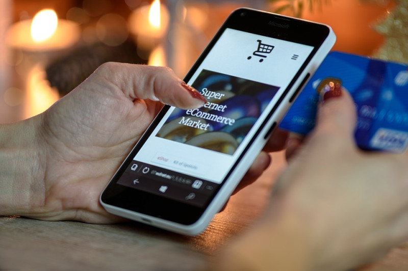 資誠於今發布的「2019 全球消費者洞察報告」指出，智慧型手機正式成為消費者線上購物的主要工具。   圖：取自pixabay